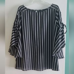 🌷3/$25 Black and white striped blouse